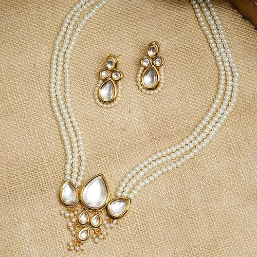 Traditional Kundan Neckpiece   Studs Set