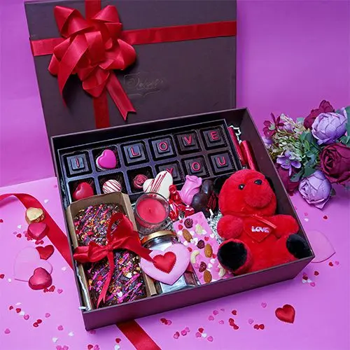 Cuddles N Chocolates Gift Hamper