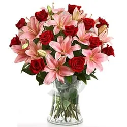 Online Arrangement of Flowers in Glass Vase